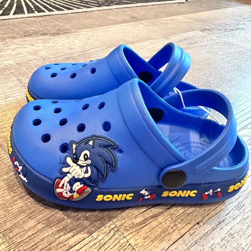 UNWORN blue kids Sonic the Hedgehog “crocs”